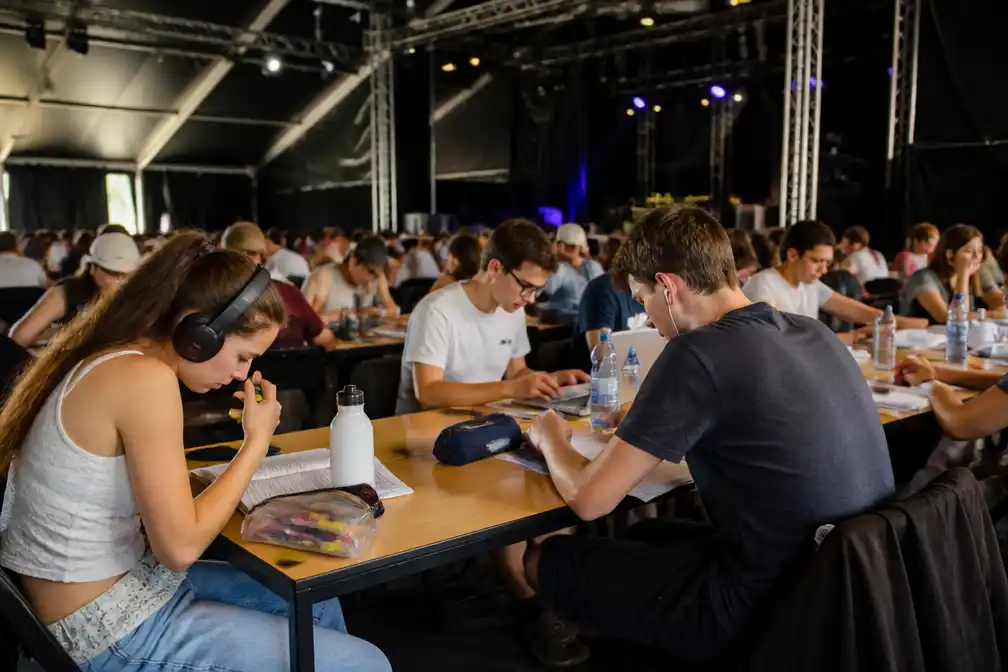 100 studenten met herexamens blokken samen op Pukkelpop