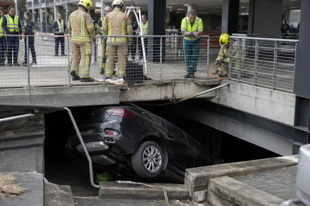 Auto stort tien meter naar beneden in NMBS-parking Gent-Sint-Pieters; bestuurder lichtgewond
