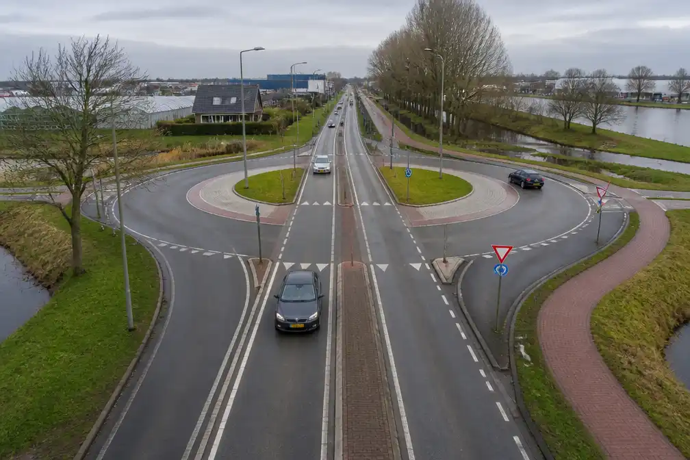 Waarom heeft deze rotonde in Hazerswoude-Rijndijk een rijbaan dwars door het midden?