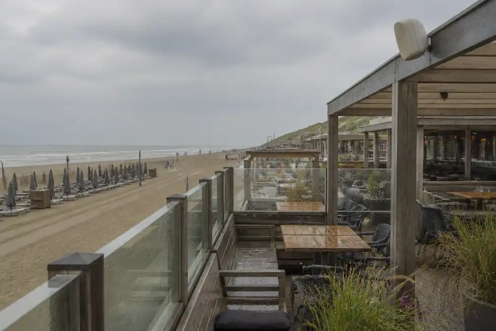 Strandtenten in Bloemendaal niet geraakt door regen na lange zomer