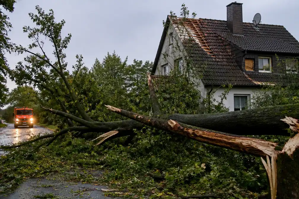 Zware storm in Duitsland: vrouw omgekomen, zwaargewonde en schade aan woningen