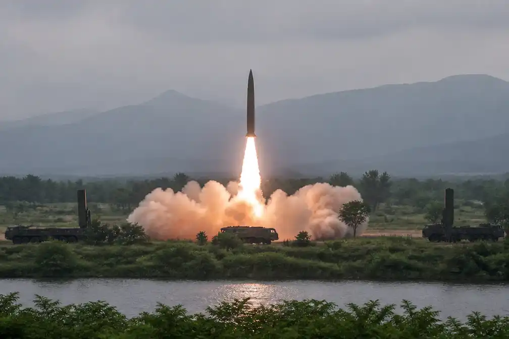 Noord-Korea vuurt 10 raketten af na beperken oefeningen door Trump