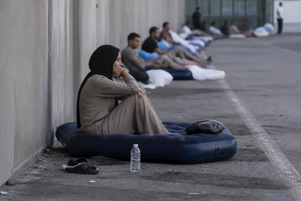 Ceuta: migranten slapen op straat, winkeleigenaar bevestigt plundering