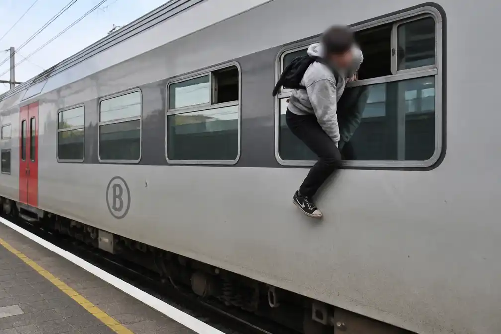 Man klimt uit rijdende trein in Diest, NMBS veroordeelt stunt