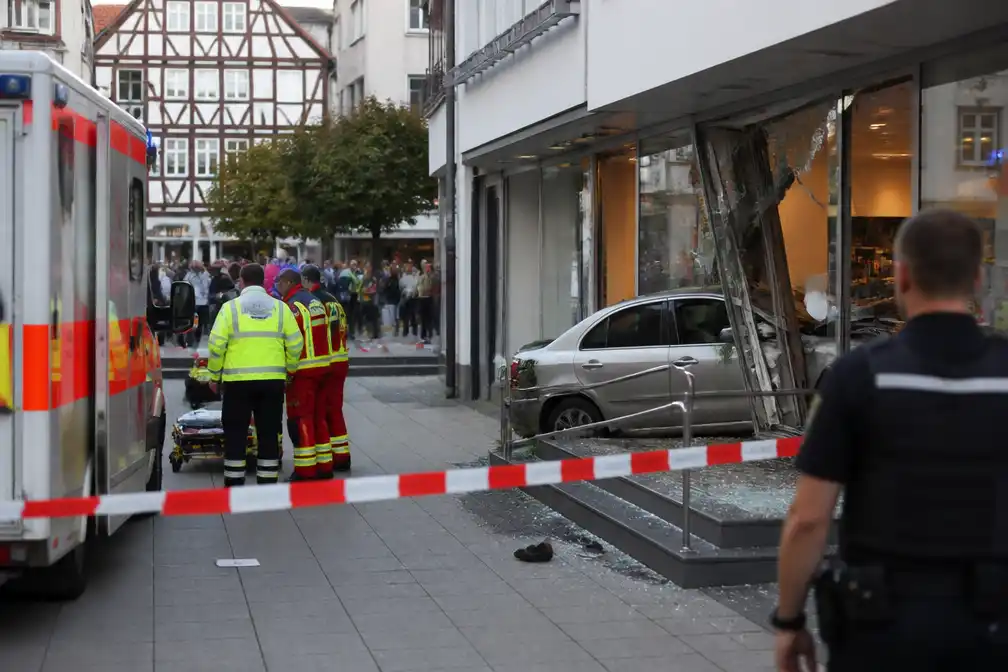 Auto rijdt door voetgangerszone in Hofgeismar, meerdere gewonden