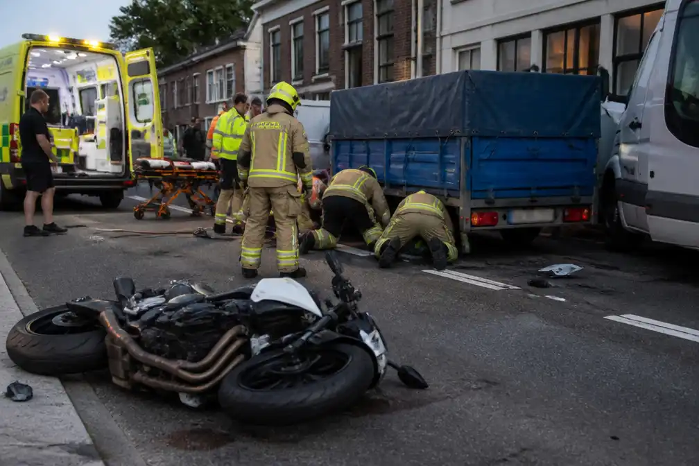 Motorrijdster zwaargewond na crash met bestelwagen en aanhangwagen in Menen