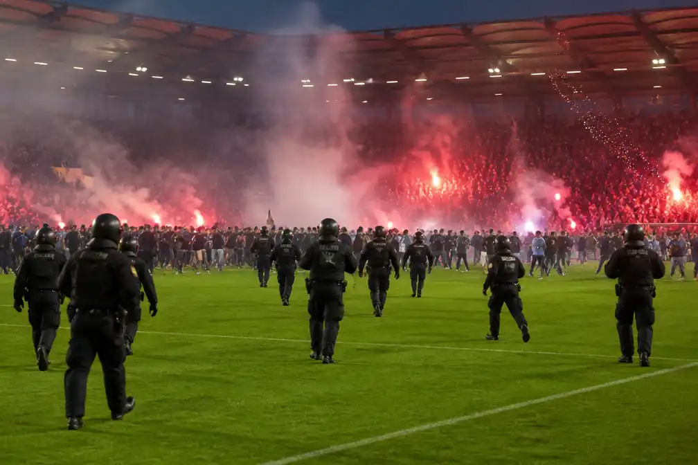 Veldbestorming en vuurwerk ontsieren Duitse bekerderby Mannheim-Kaiserslautern