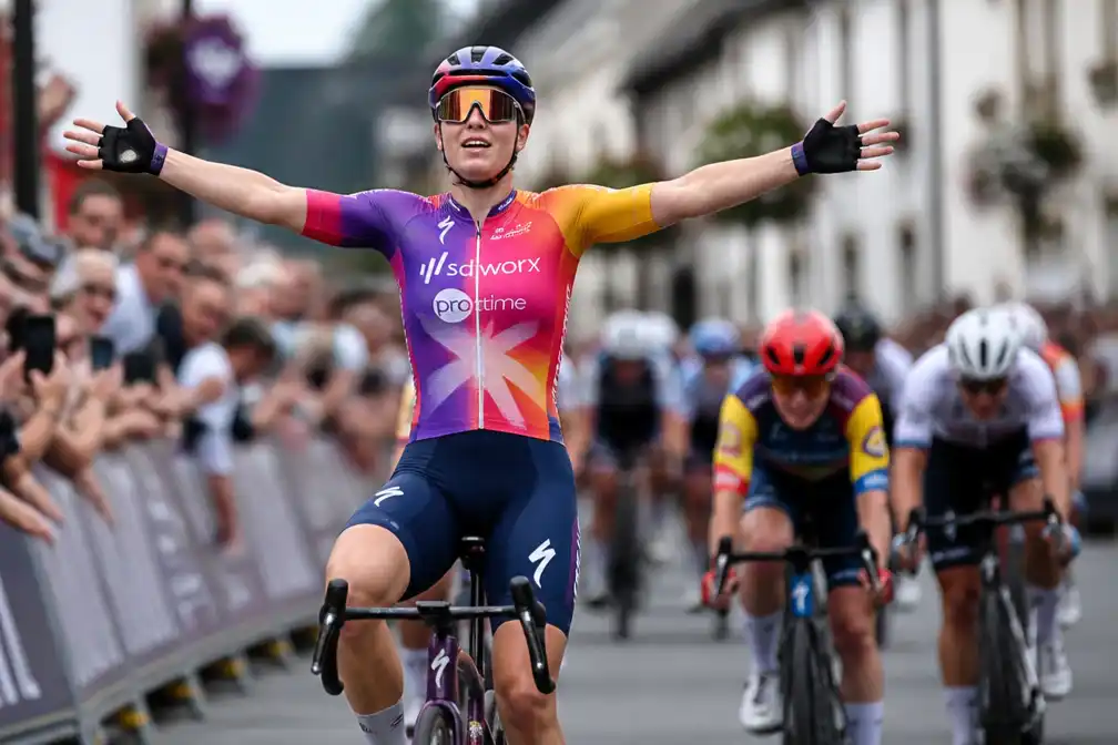 Lorena Wiebes boekt derde ritzege in Ronde van Groot-Brittannië