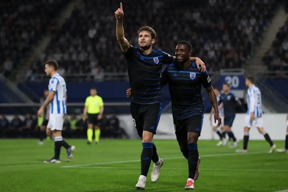 PEC Zwolle verslaat Heerenveen met 0-2 en pakt eerste Eredivisie-punten