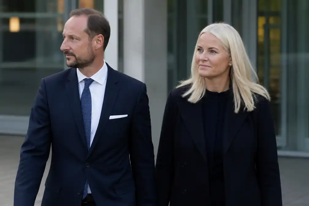 Haakon en Mette-Marit bezoeken koning Harald in ziekenhuis Oslo