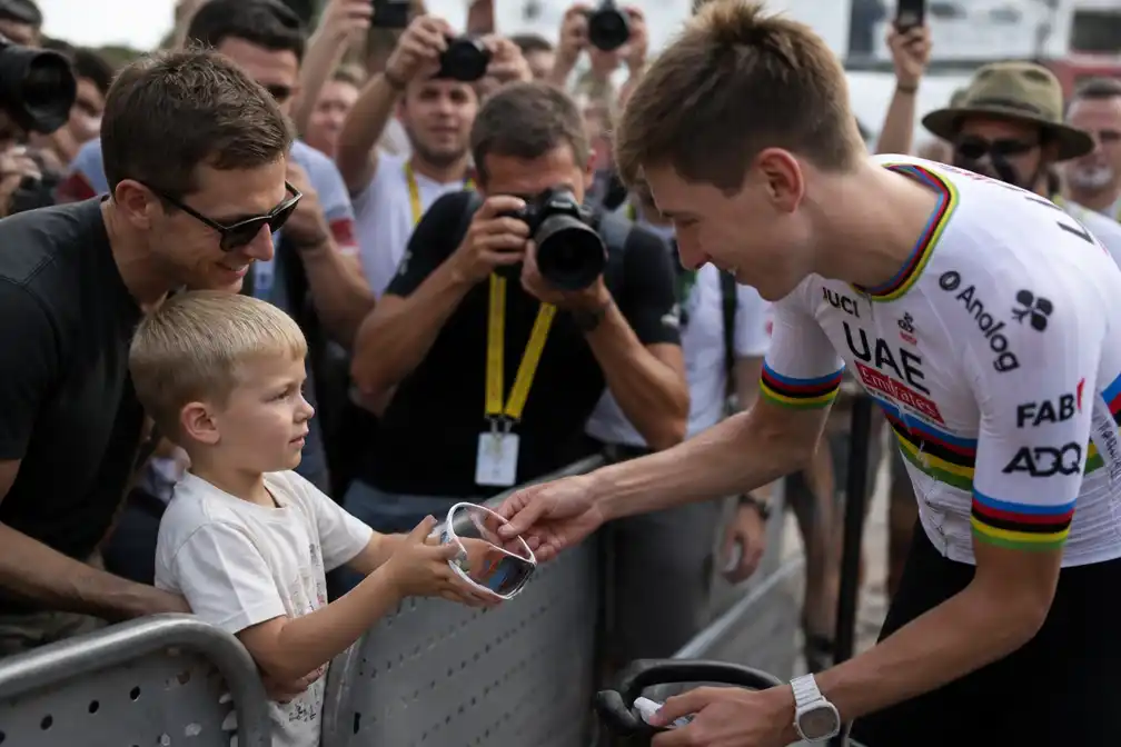Pogacar geeft koersbril aan zoontje van Wout van Aert na Vuelta-etappe