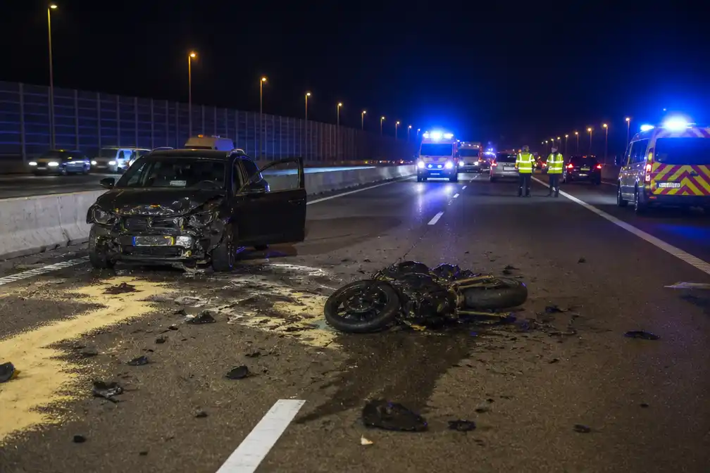 Motorrijder (28) omgekomen bij E17-ongeval in Deerlijk, taxichauffeur (64) zwaargewond