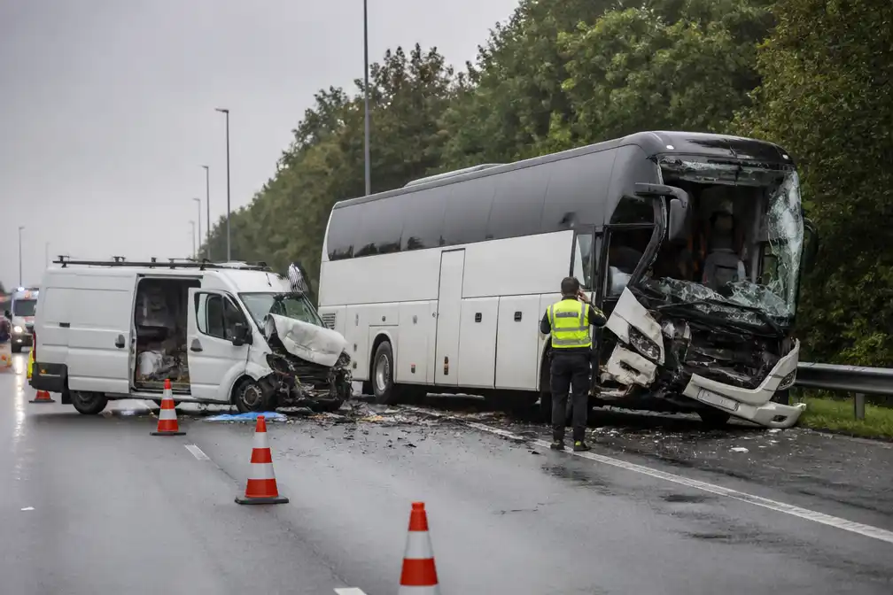 Chauffeur bestelbusje overleeft botsing met Duitse schoolbus op A28 bij Wezep
