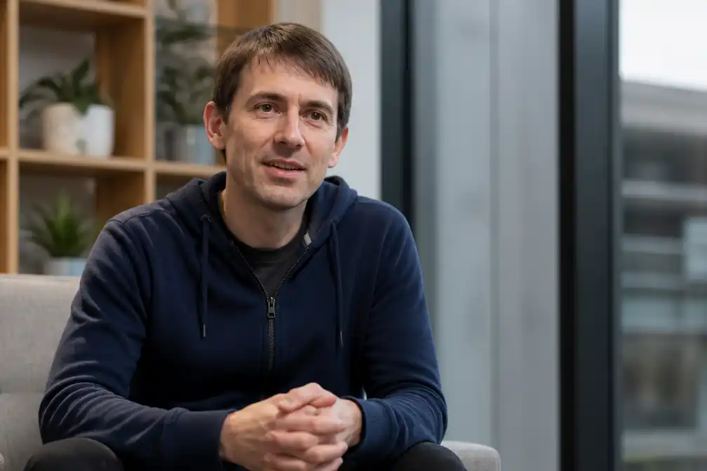 Nobelprijswinnend AI-onderzoeker John Jumper verlaat Google DeepMind voor Anthropic
