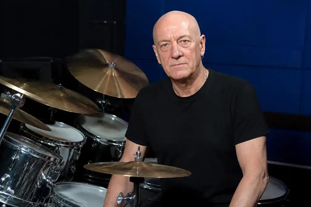 Voormalig AC/DC-drummer Chris Slade gaat met pensioen om gezondheidsredenen