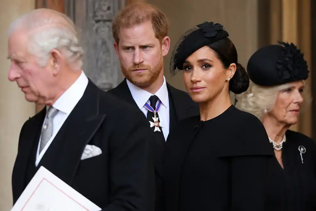 Harry en Meghan dreigen eenzame kerst te krijgen, Charles twijfelt over uitnodiging