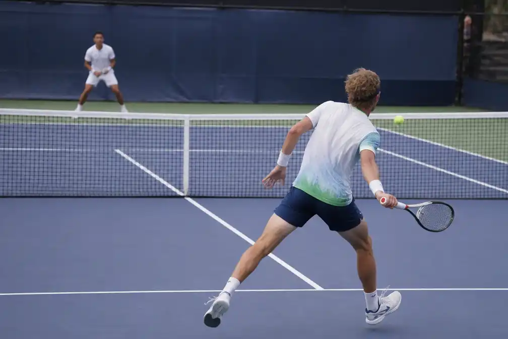 Luka Pavlovic flikt geniaal achter-de-rug-punt in kwalificaties US Open
