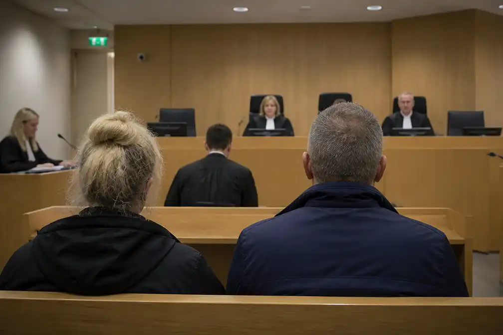Ouders veroordeeld tot cel voor dwingen zoon tot cybercrime