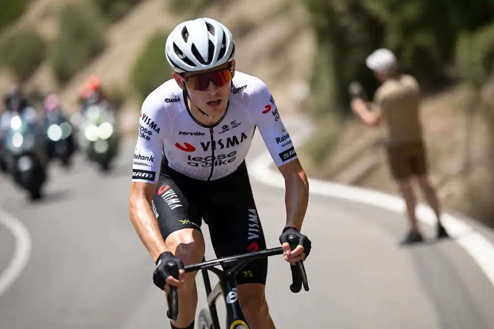 Cian Uijtdebroeks moet lossen op eerste klim in vierde Vuelta-rit na enkelkwetsuur