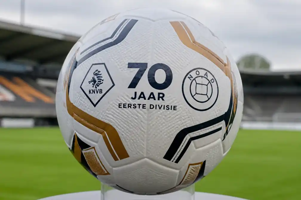Verkeerd NOAD-logo op jubileumbal KNVB zorgt voor hoon