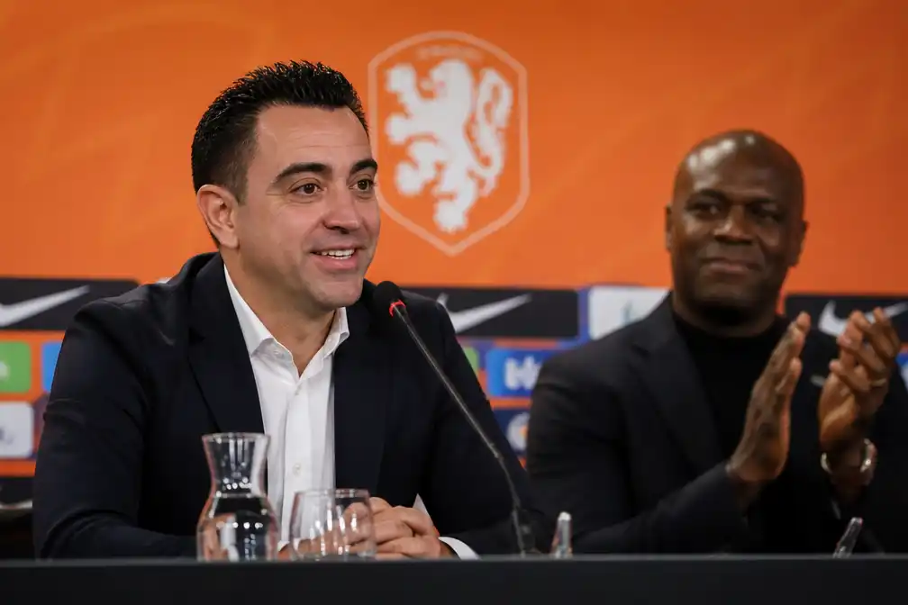 Xavi gepresenteerd als bondscoach in Zeist; Seedorf roept op tot geduld
