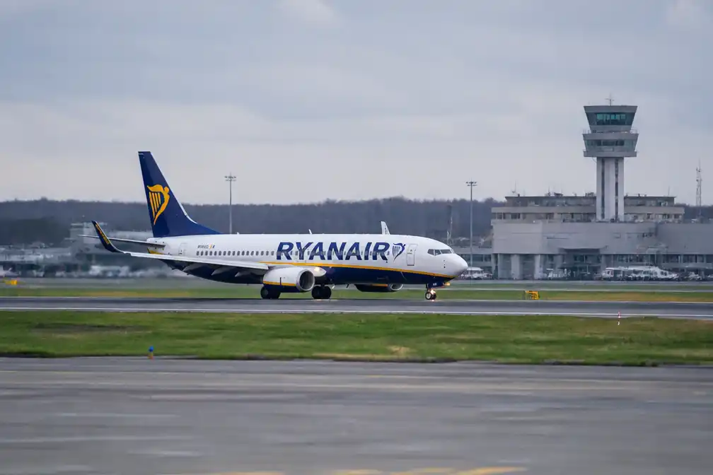Brandstoflek op startbaan Charleroi leidt zes vluchten om, waaronder Ryanair