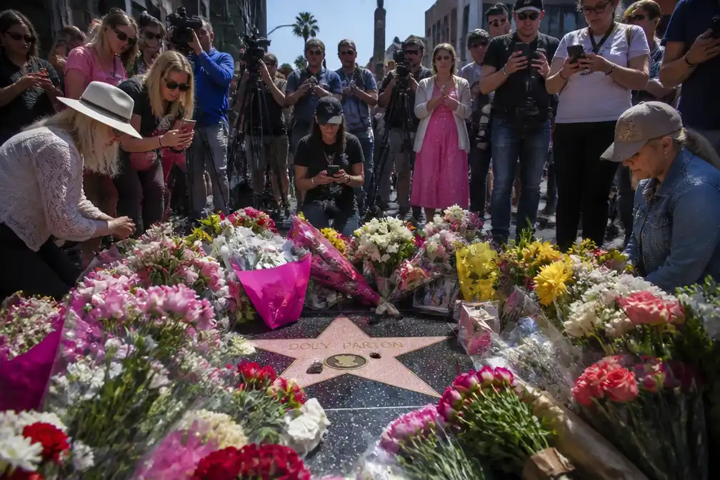 Fans herdenken Dolly Parton bij Hollywood Walk of Fame na overlijden