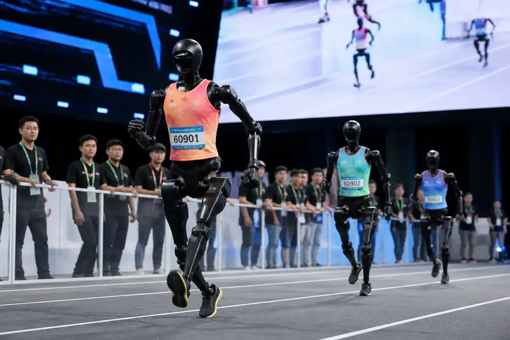 Tweede World Humanoid Robot Games in Peking eindigen met robotsprint, boksen en voetbal