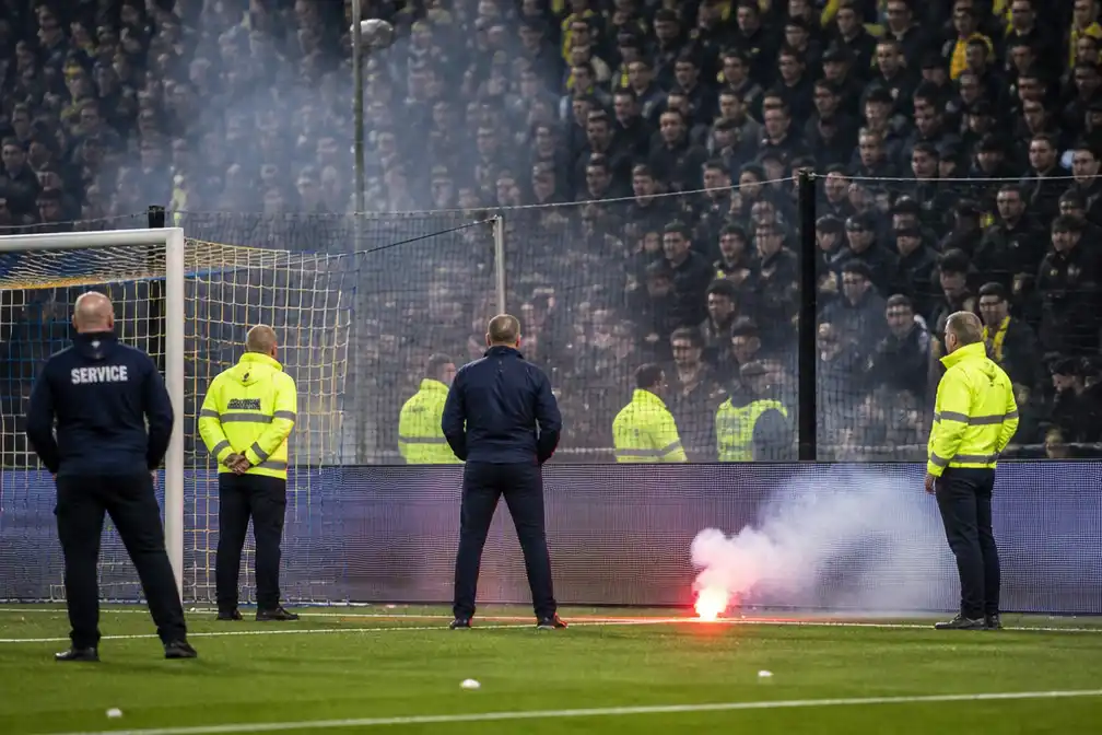 Feyenoord speelt twee uitduels zonder fans na vuurwerkincident bij Cambuur