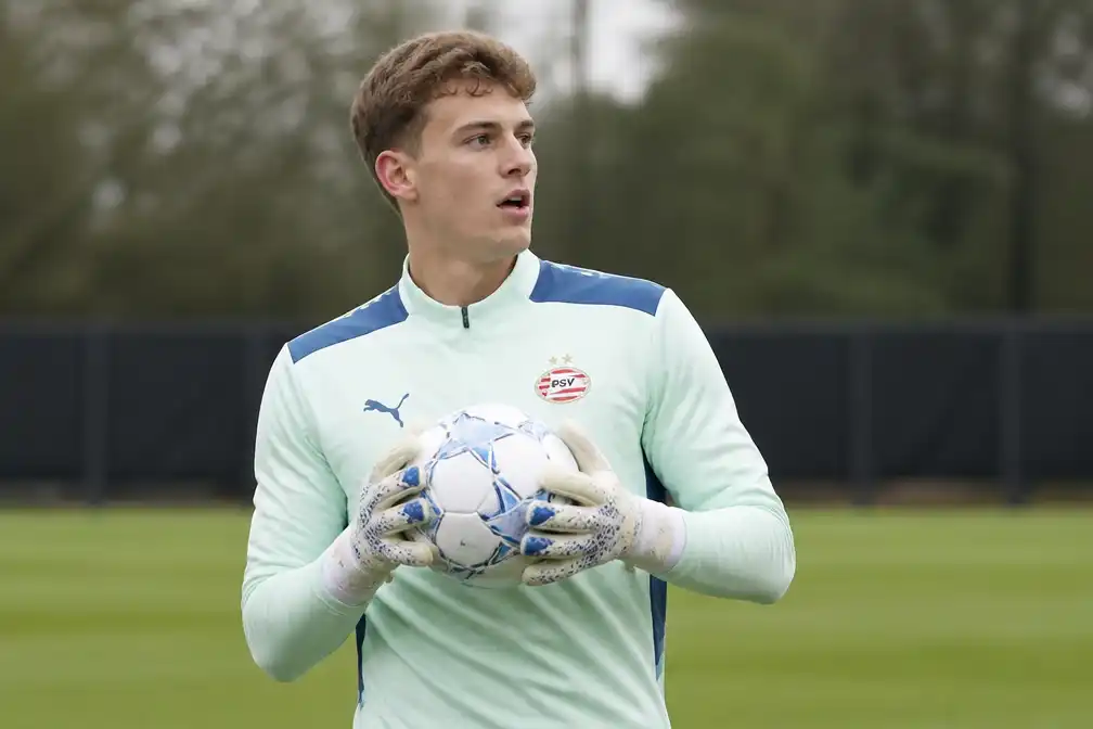 PSV verlengt contract Niek Schiks tot 2028, verhuurt doelman aan RKC