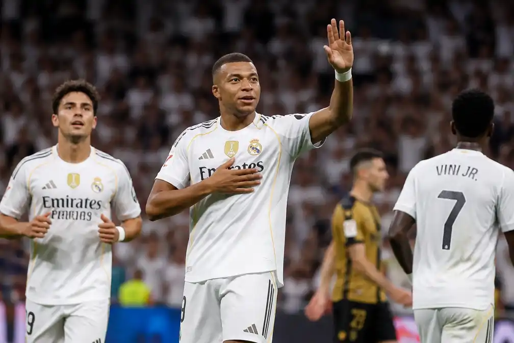 Mbappé leidt Real Madrid met drie treffers langs Real Sociedad