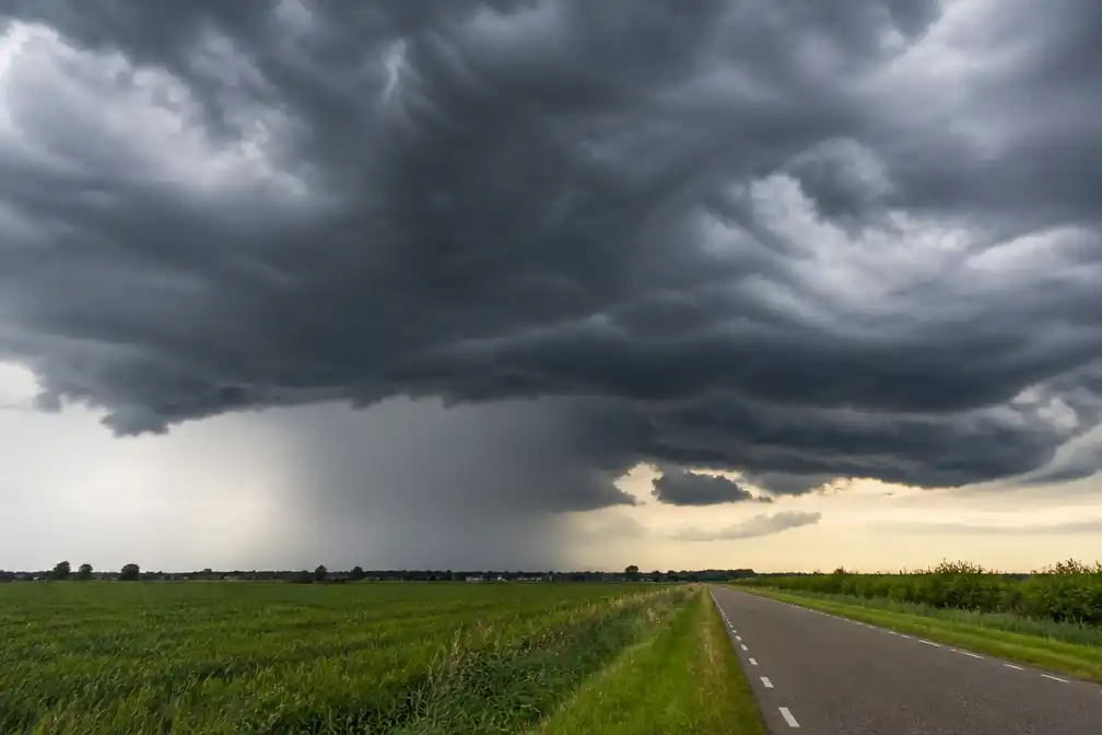 KNMI kondigt code geel af voor zware onweersbuien, hagel en windstoten donderdagavond