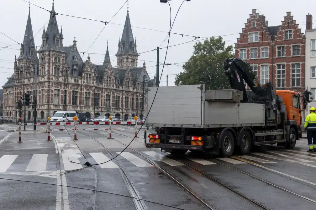 Vrachtwagen rijdt tegen tramkabel in Gent: tram 2 omgeleid