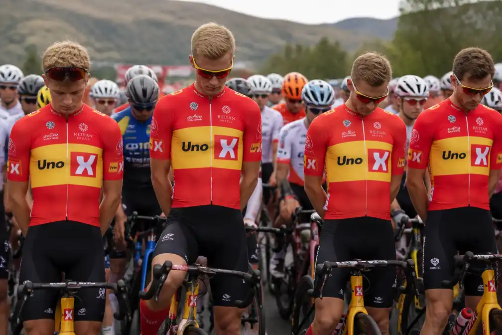 Uno-X-renners houden minuut stilte voor koning Harald in Vuelta