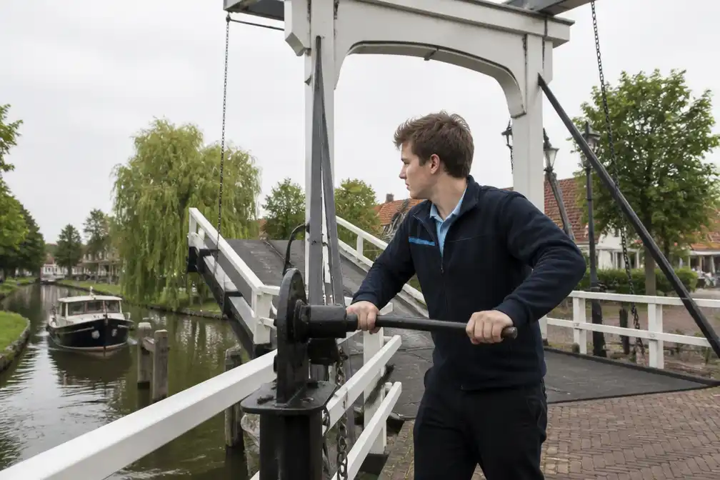 Vakkenvuller Steijn bedient ook handbediende ophaalbrug in Schipluiden