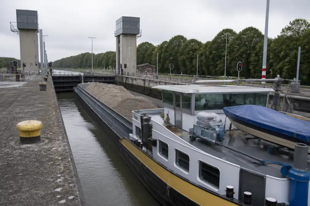 Twentekanaal deels weer open na maand sluiting, eerste schepen door sluis Eefde