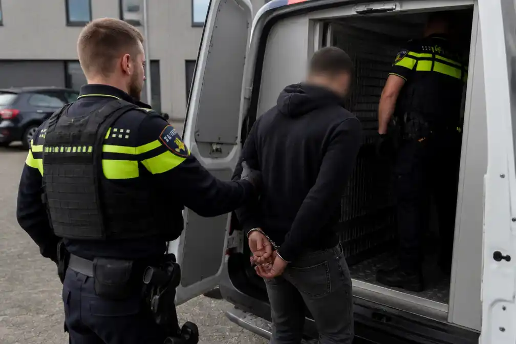 Zes verdachten handel designerdrugs via webshop langer vast