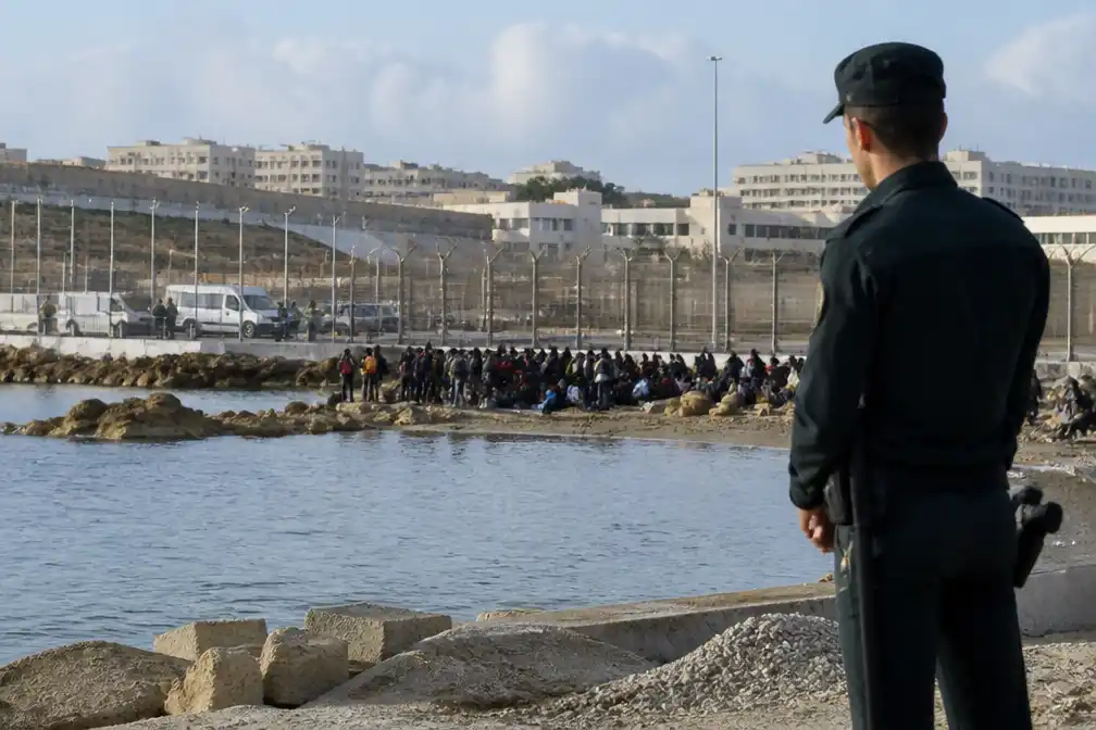 Spanje vraagt Frontex om bijstand voor migranten in Ceuta
