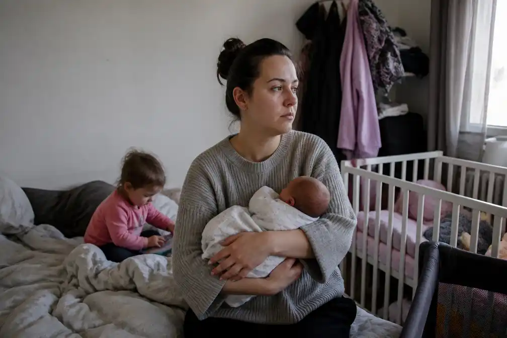 Jonge moeder krijgt geen urgentie, deelt kamer met moeder en twee kinderen
