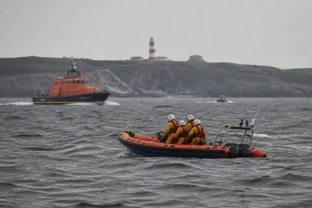 Franse vissersboot met 5 opvarenden gezonken voor Plymouth, zoekactie gestart