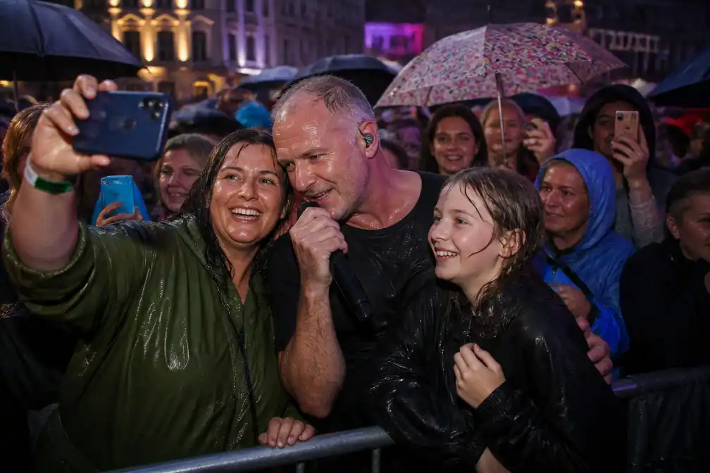 Stan Van Samang sluit Zotte Zomer in Ronse af met duik in het publiek