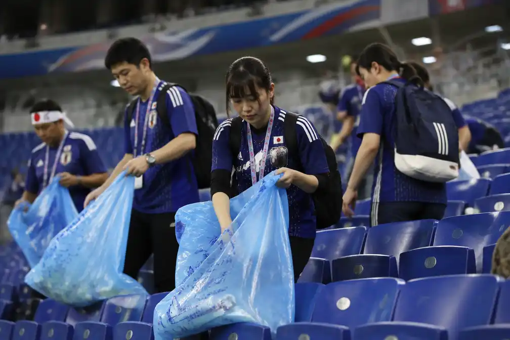 Columniste: opruimen Japanse fans is uitgekiende mediashow