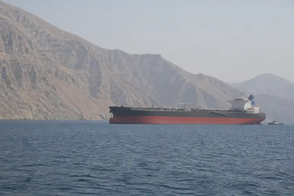 Tanker getroffen door onbekend projectiel in Straat van Hormuz