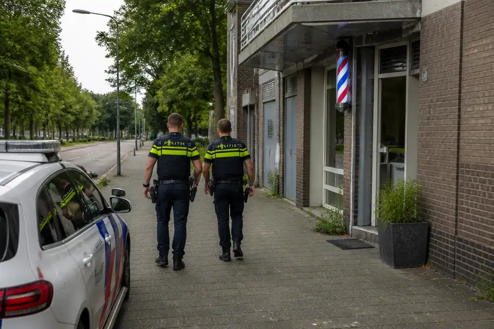 Twee gewonden bij schietpartij in kapperszaak Amsterdam, verdachte in Ajax-tenue voortvluchtig