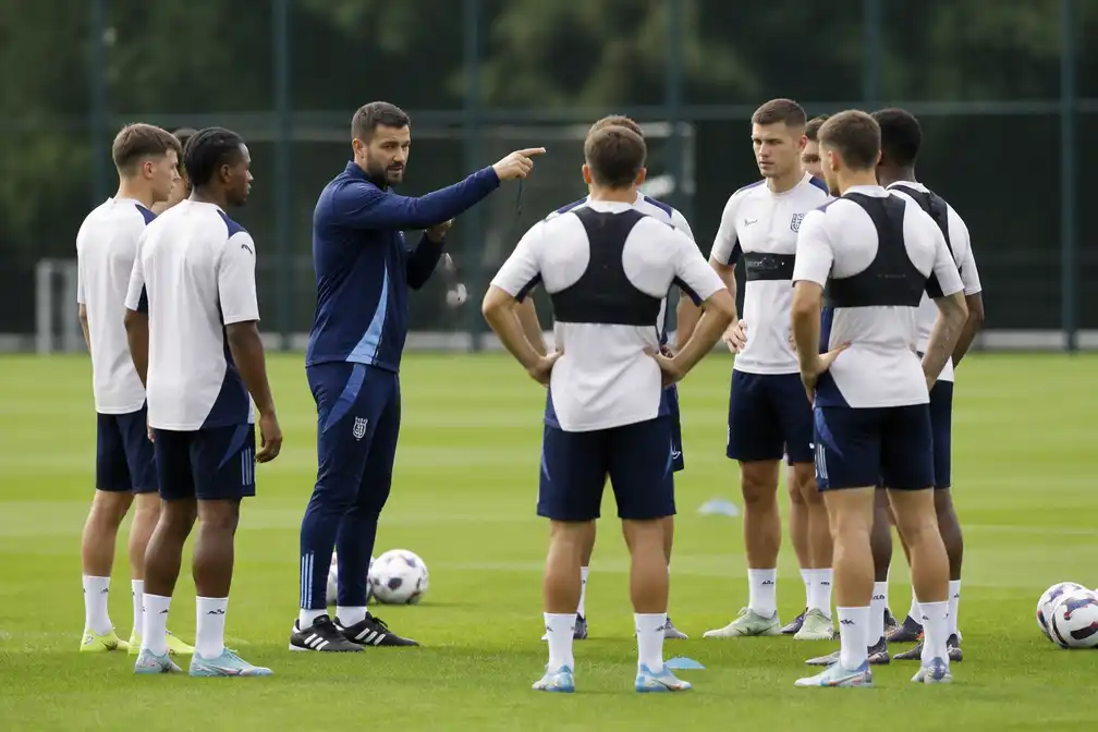 Vragen rond Ajax: eerste training trainer en overbodige spelers