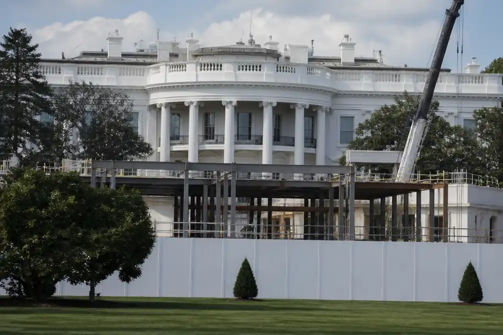 Amerikaans Hooggerechtshof staat Trump toe door te bouwen aan Witte Huis-balzaal