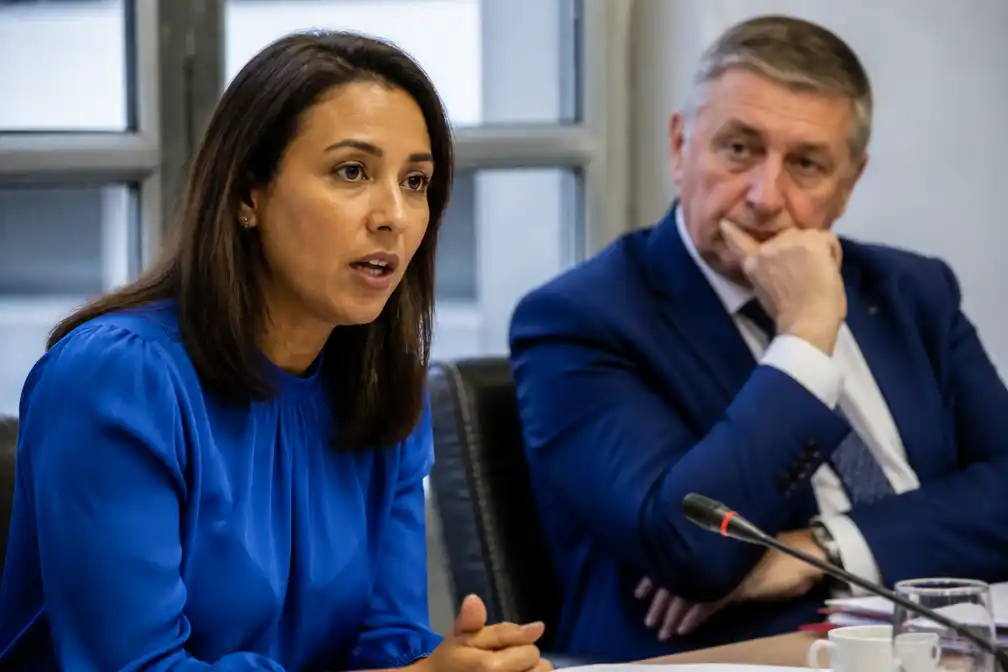 Een op twintig ambtenaren met ziektepensioen aan het werk, blijkt uit cijfers