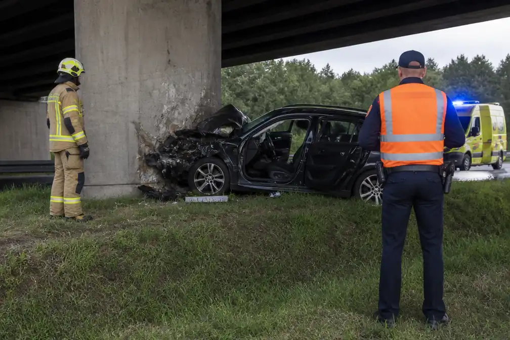 Man (37) komt om na botsing op brugpijler E314 in Rillaar