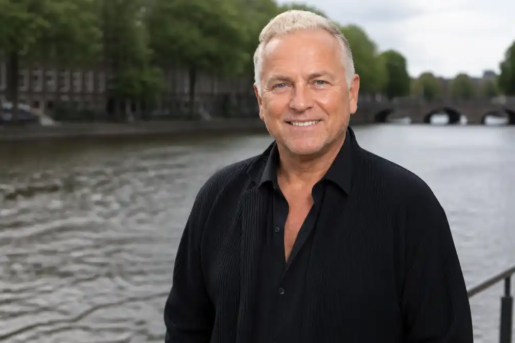 Gordon (58) keert fitter terug van vakantie en kondigt boek over transformatie aan
