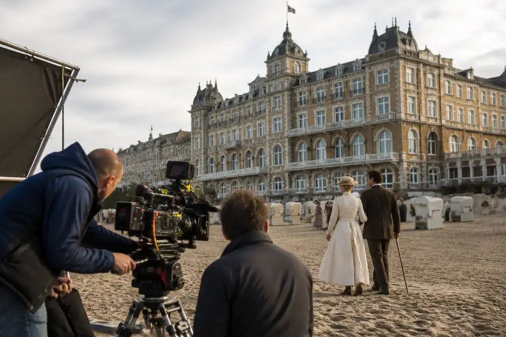 Nederlands kostuumdrama 'Grand hotel aan zee' wil grandeur Downton Abbey evenaren